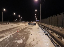 На «Танцующем» мосту 25-летний водитель врезался в отбойник