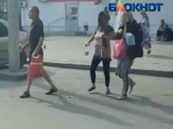 Небольшое похолодание заставило волжанку надеть пуховик в июле