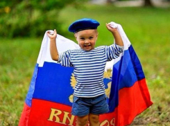  Массовый флешмоб, квест, гонки и свадебное дефиле подготовили для волжан на День России