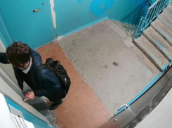 12-летние подростки изрисовали подъезд в Волжском: школьников поймала полиция