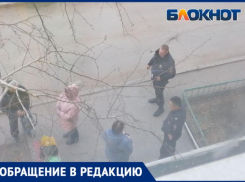 «Ходит с молотком, смеется диким смехом»: в Волжском жители боятся за свою жизнь из-за соседки с диагнозом