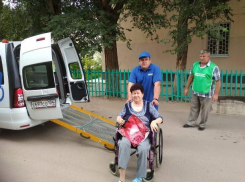 Пожилых волжан в больницу довезет служба доставки