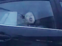 Голодный малыш облизал стекло внутри машины в Волжском