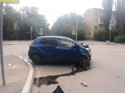 Бампер всмятку: девушка пострадала в страшном ДТП на перекрестке в Волжском