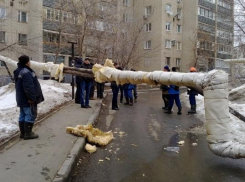 В Волжском водитель не справился с управлением и врезался в опору трубопровода