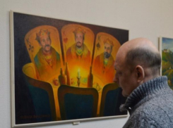 Живописно-скульптурная выставка в сатирическом стиле открылась в Волжском
