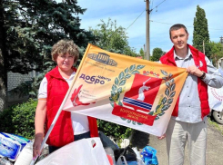 Волжский депутат Михаил Ломакин поделился эксклюзивными кадрами из ЛНР во время доставки гуманитарной помощи