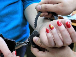 В Волжском задержали псевдосотрудницу ГИБДД за взятку