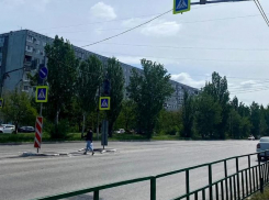 В Волжском устанавливают новый светофор на Карбышева