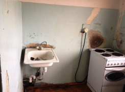 В Волжском УК обязали привести в порядок полуразрушенное общежитие