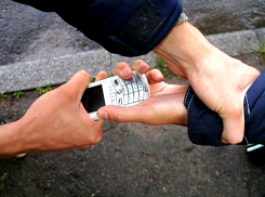 На севере Волгограда двое парней избили и ограбили 13-летнего школьника 