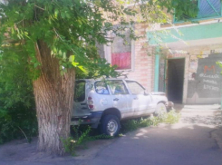Водитель Chevrolet Niva врезался в дом: подробности происшествия в Волжском