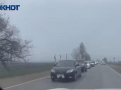 Утро в Волжском началось с часовой пробки на выезде из города: видео
