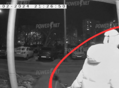 Волжском у курьера у подъезда украли велосипед: видео