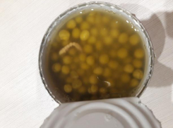 Приятного аппетита «пожелал» червяк волжанам из банки с горохом