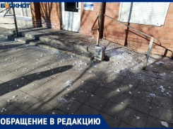 Сосульки чуть не упали на голову прохожему в Волжском