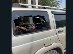 В Волжском взрыв газового баллона выбил заднее окно в машине: видео