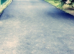 Ямы и трещины тротуара в 7 микрорайоне Волжского закатали новым асфальтом