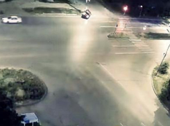 В Волжском водитель на иномарке врезался в столб и перевернулся