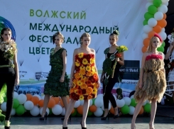 В Волжском моделей в цветочных платьях выпустили после официальной части