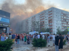 Напротив горящего рынка вспыхнула квартира в Волжском: видео