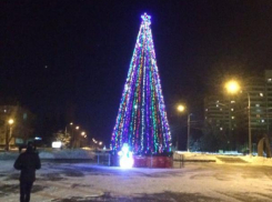 Светящуюся тыкву установили возле главной елки Волжского