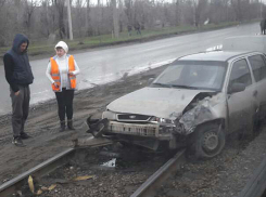Вылетевшая на рельсы иномарка парализовала движение трамваев в Волжском