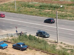 На улице Карбышева в Волжском ловят нарушителей скоростного режима
