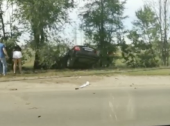 За сутки в авариях Волжского сбили столб и пострадал пешеход