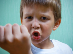 На юге Волгограда 18-летний парень избил и ограбил школьника во время «стрелки»