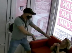 В Волжском мужчина в маске напал на финансовую организацию, угрожая пистолетом