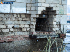 Подросток упал с заброшенного дома в Волгограде: потребовалась операция