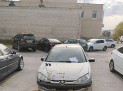 В Волжском начали освобождать дворы от автохлама