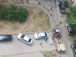 Манипуляции вокруг парковочных мест? В Волжском продолжается борьба за парковку во дворе