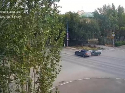 Легковая на скорости протаранила кроссовер в Волжском: видео 