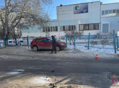 В Волгограде школьник поскользнулся и угодил под колеса иномарки