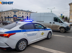 «Меня подрезали, и машина улетела в столб»: в Волжском разыскивают видео ДТП со скрывшимся виновником