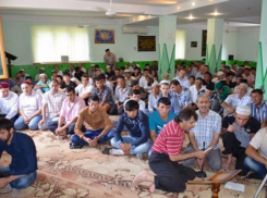 Мусульманин из Волжского бесплатно раздал машину хлеба в честь праздника Курбан-байрам