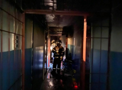 Из горящего дома в Волжском эвакуировали 60 человек