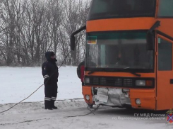 ДПСники помогли пассажирам сломавшегося на волгоградской трассе автобуса добраться до Дагестана
