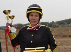 Хрупкая наездница из Ростова стала звездой захватывающих скачек в Волжском