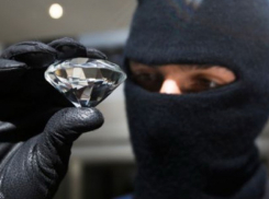 Налетчик вынес драгоценности из салона «585» на юге Волгограда и скрылся на Infiniti 