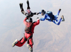 Для 26 кадетов из Астрахани авиаклуб устроил опасные прыжки с парашютом в Средней Ахтубе