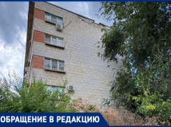 Кирпичи с общежития падают на головы в Волжском
