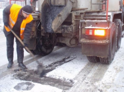 Дорожники продолжили нелюбимый волжанами ямочный ремонт