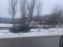 Участники ДТП снесли забор в Волжском