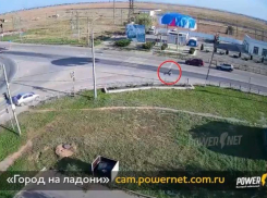 Юный парашютист приземлился прямо перед машинами под Волжским: видео