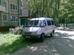 Больше 100 припаркованных маршруток нашли во дворах Волжского