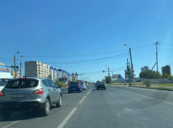 В Волжском отключили светофор на оживленном перекрестке 
