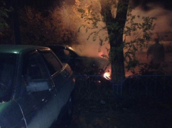 Mitsubishi вспыхнула посреди двора в Волжском